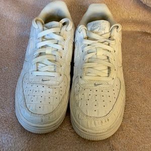 Air forces 1s with lined pattern